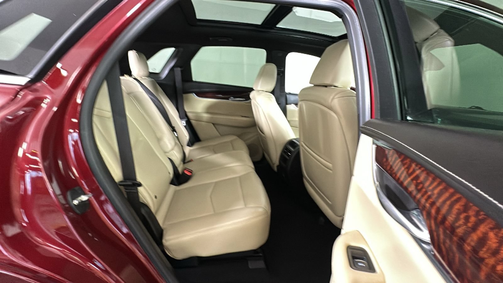Used 2018 Cadillac XT5 Luxury w/ Driver Awareness Package AWD/4WD image 35