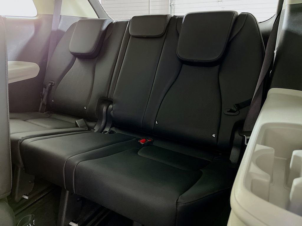 Used 2024 Kia Carnival EX image 31