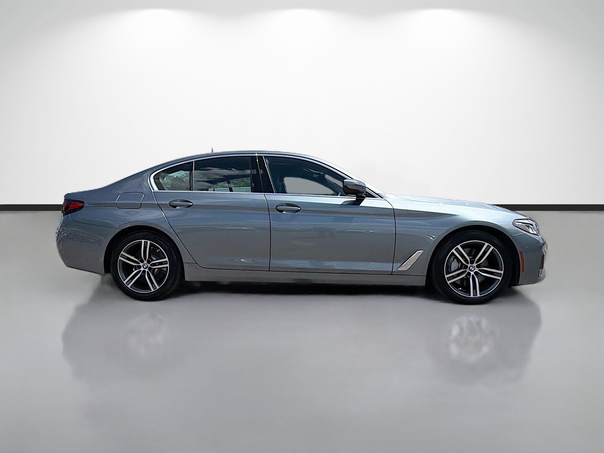 Used 2021 BMW 530i w/ Convenience Package image 2