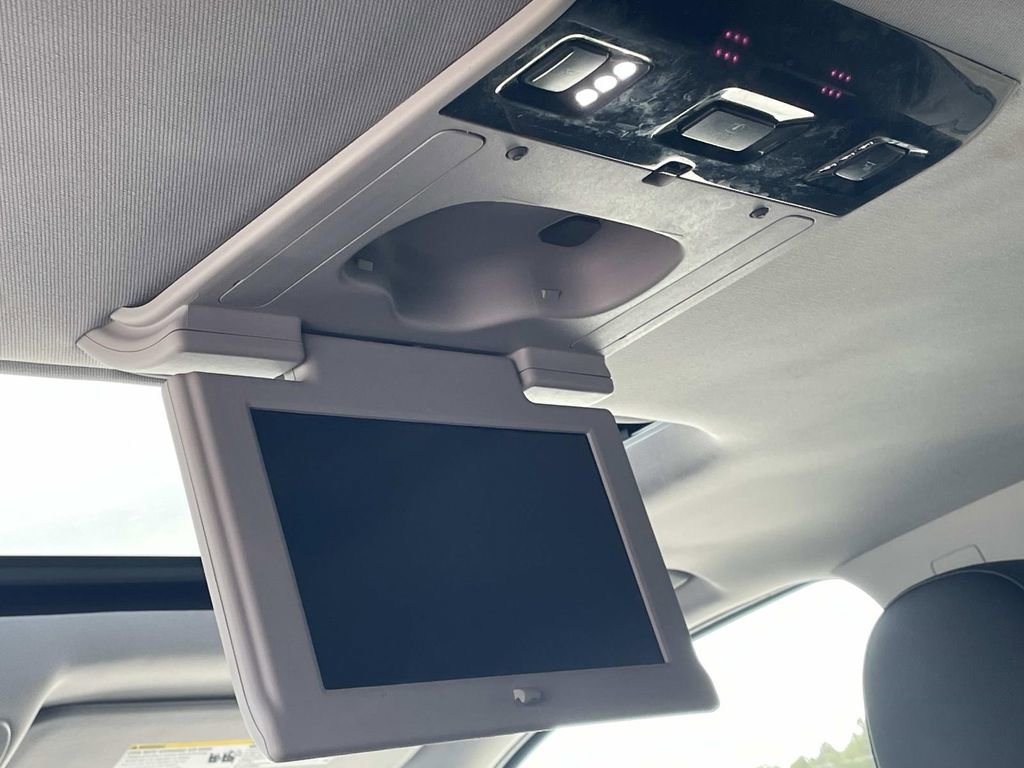 Used 2017 Chevrolet Suburban LT image 16