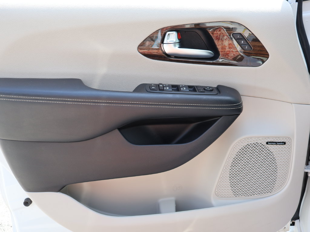 Used 2022 Chrysler Pacifica Limited FWD image 21