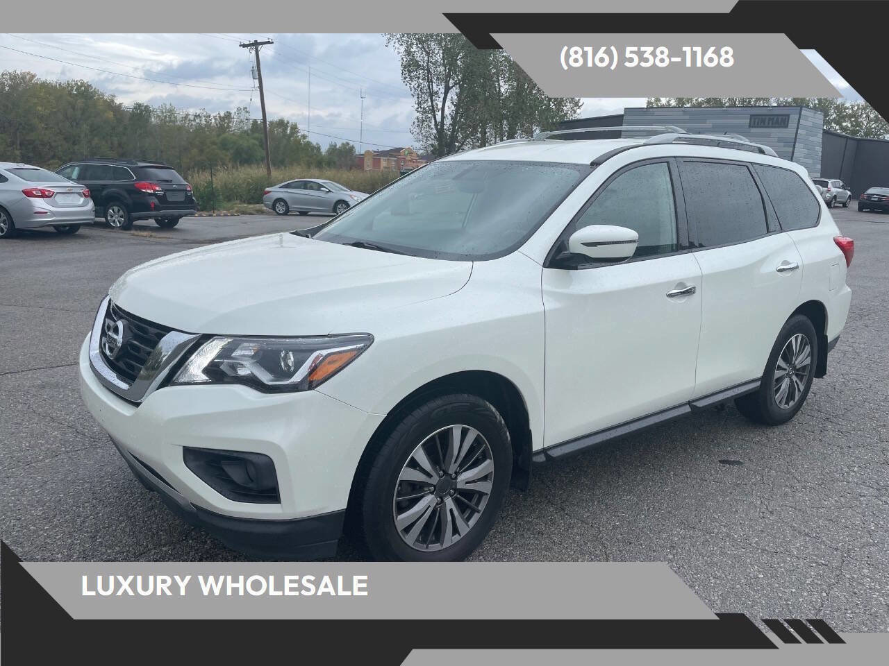 Used 2017 Nissan Pathfinder SV image 1