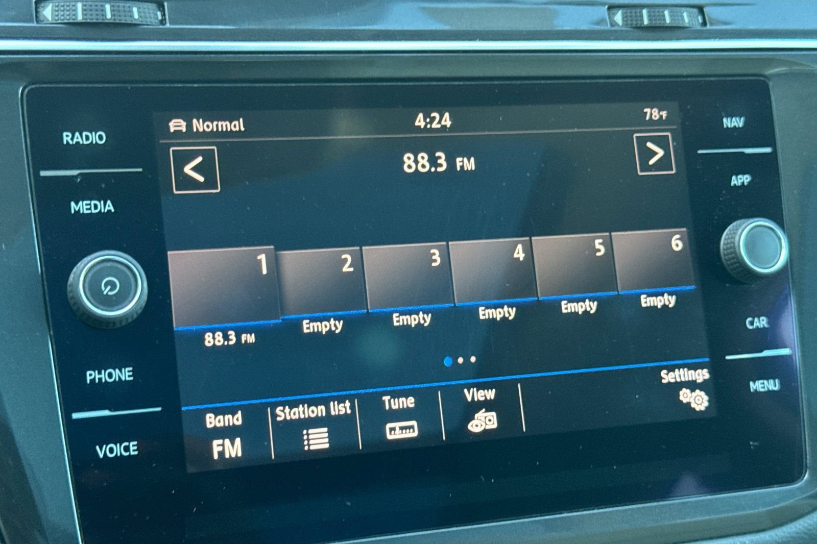 Used 2018 Volkswagen Tiguan SEL Premium w/ 3rd Row Seat Package image 19