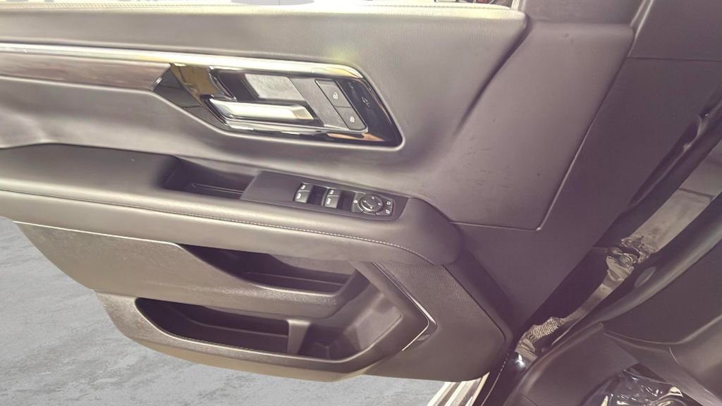 Used 2025 Chevrolet Suburban LS image 27