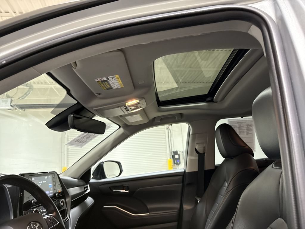 Used 2020 Toyota Highlander XLE AWD/4WD image 19