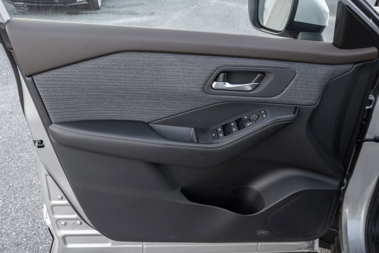 Used 2023 Nissan Rogue SV image 14