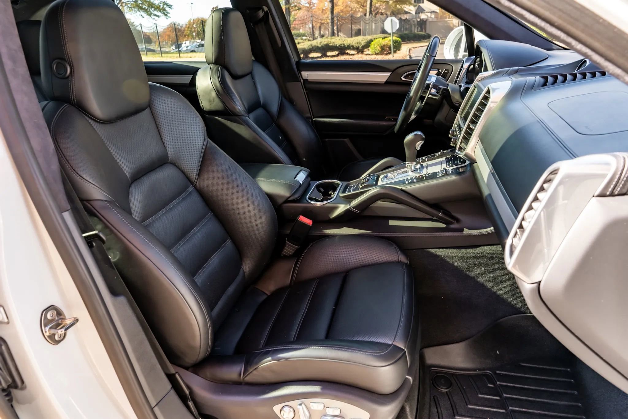 Used 2015 Porsche Cayenne Turbo image 13