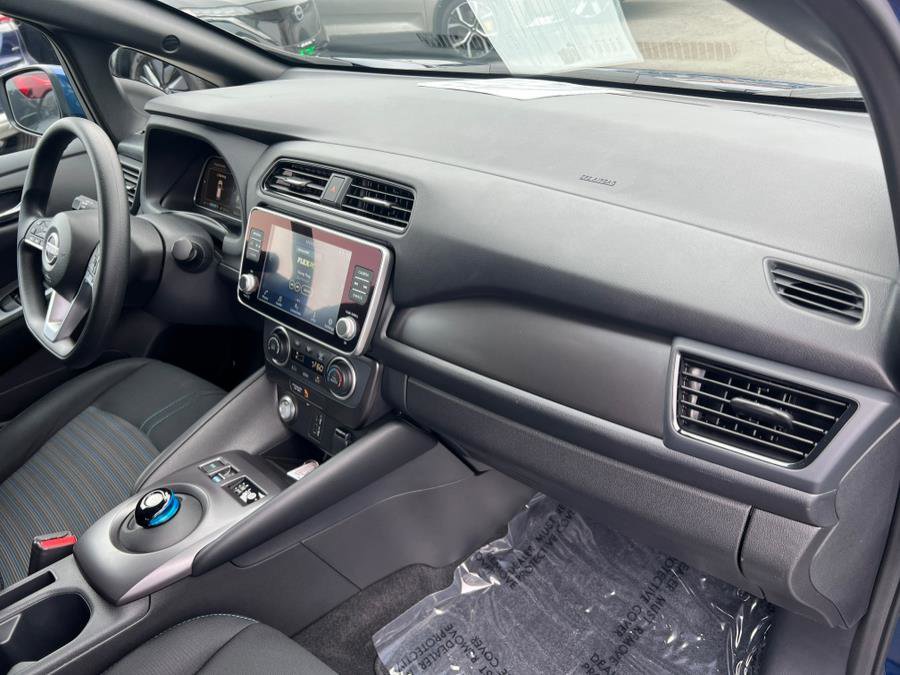 Used 2025 Nissan Leaf S image 30