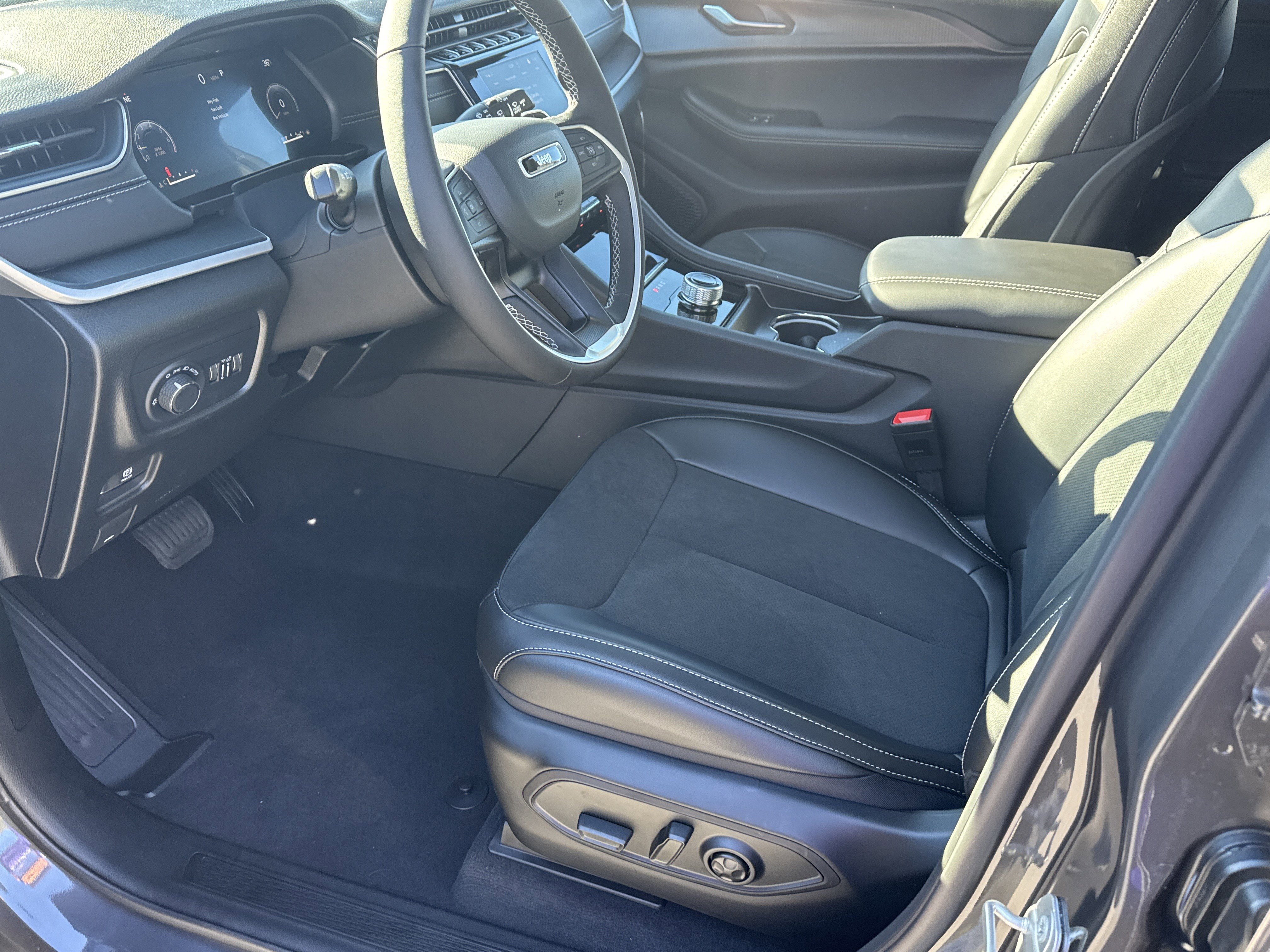 New 2025 Jeep Grand Cherokee L Altitude image 16