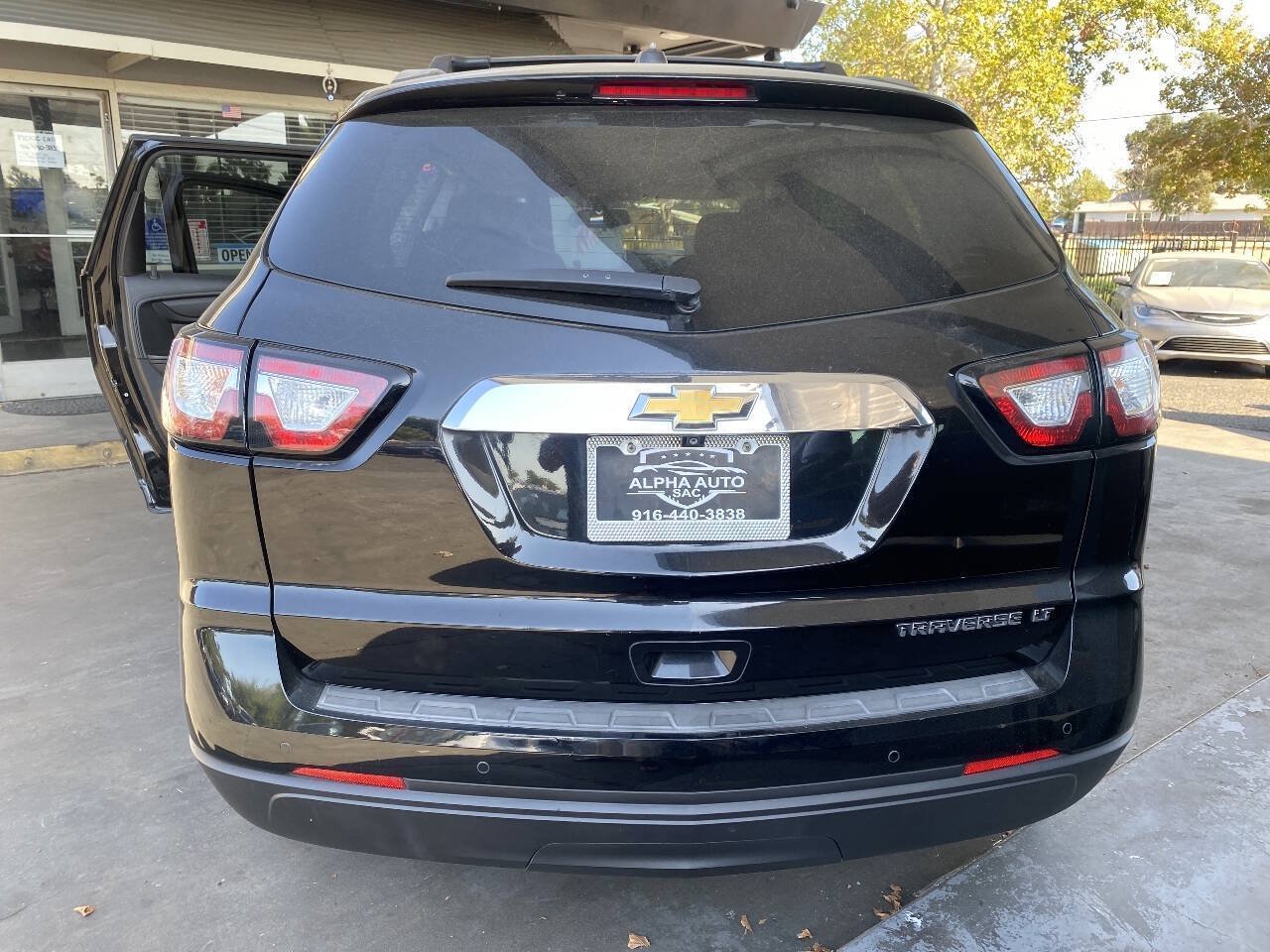 Used 2016 Chevrolet Traverse LT w/ Style and Technology Package FWD image 5