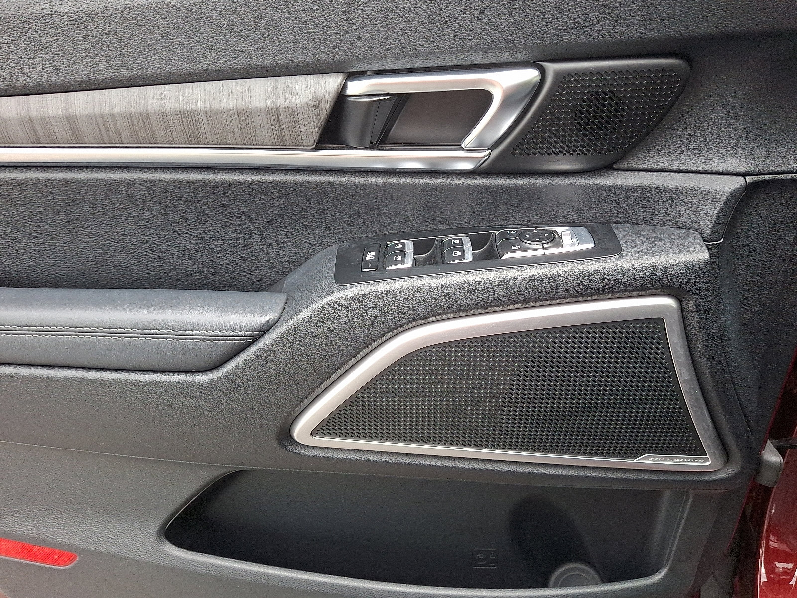 Used 2024 Kia Telluride EX w/ EX Captain's Chair Package image 9