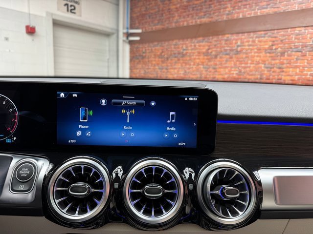 Used 2025 Mercedes-Benz GLB 250 4MATIC image 18