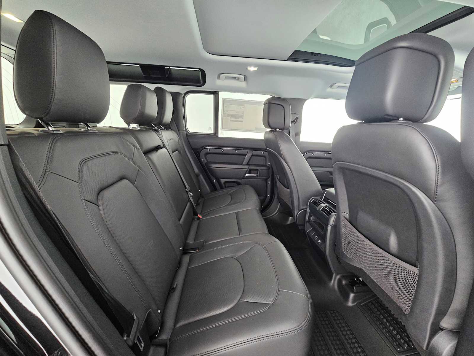 New 2025 Land Rover Defender 110 X-Dynamic SE image 12