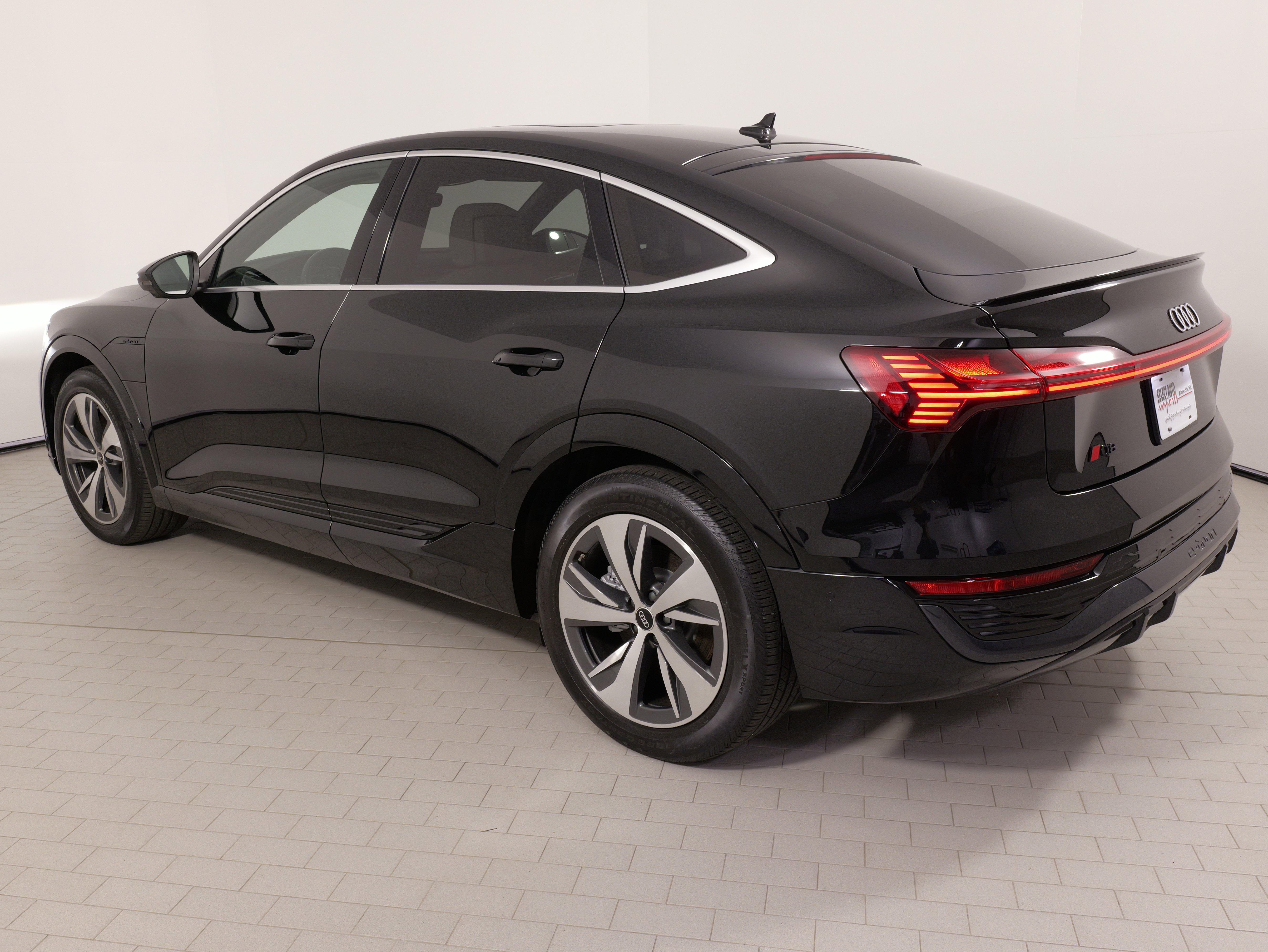 Used 2024 Audi Q8 e-tron Premium Plus w/ Premium Plus Package image 14