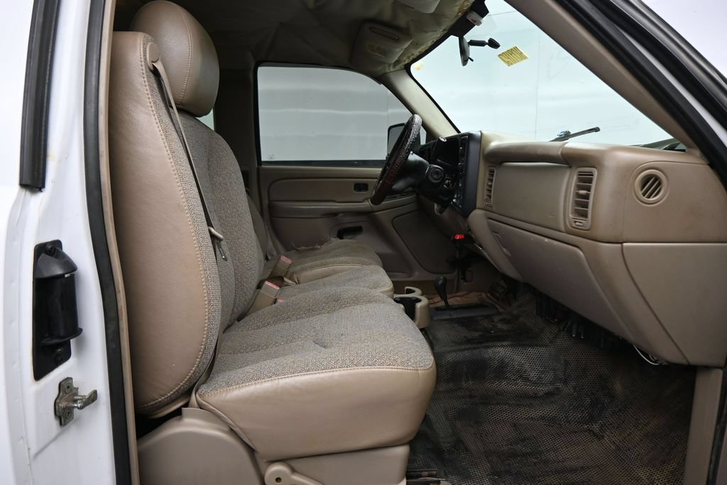 Used 2005 Chevrolet Silverado 2500 W/T w/ Heavy-Duty Power Package AWD/4WD image 9