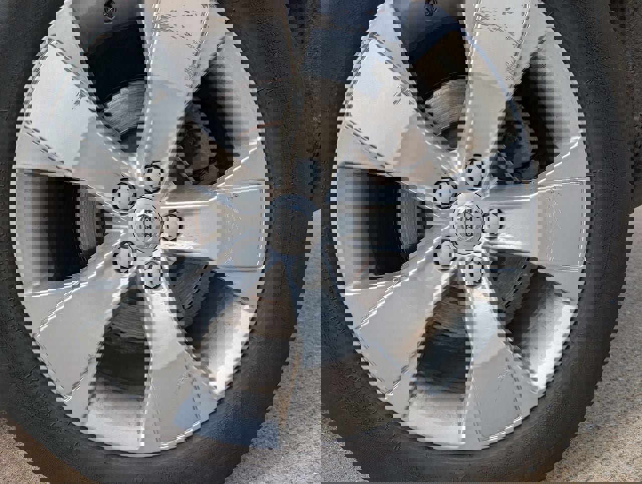 Used 2022 Volvo XC40 T4 Momentum image 7