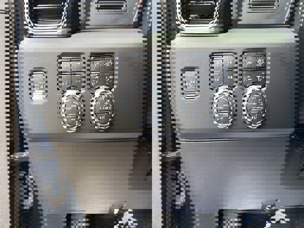 Used 2025 GMC Sierra 2500 AT4 image 28