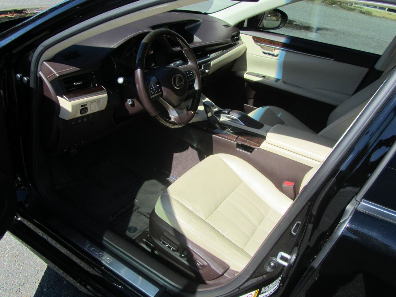 Used 2016 Lexus ES 350 w/ Luxury Pkg & Navigation w/ Luxury Package w/Wood Trim FWD image 17
