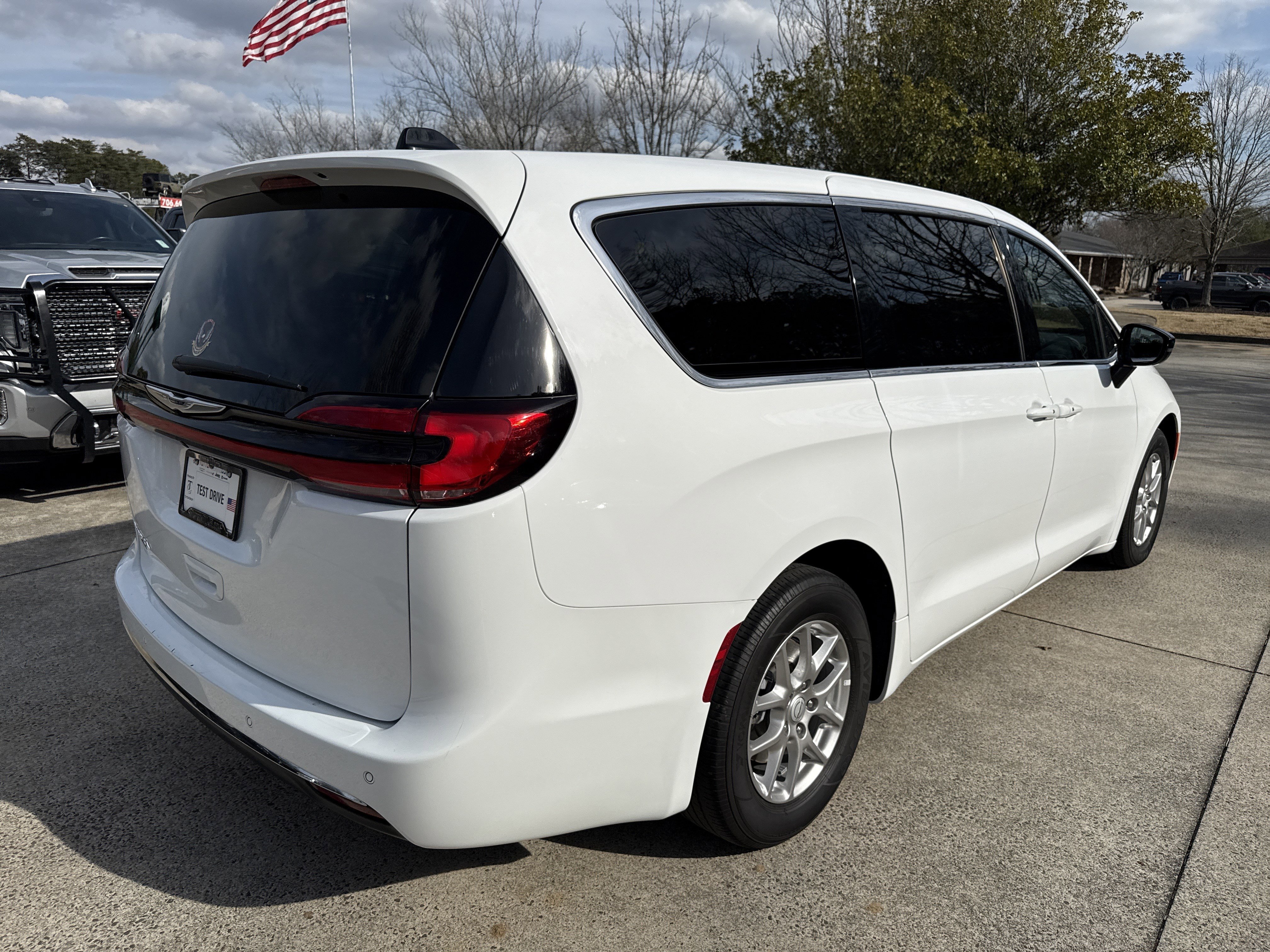 Used 2025 Chrysler Pacifica Select image 7