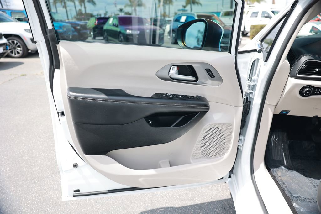 Used 2023 Chrysler Pacifica Touring-L w/ Uconnect Theater Family Group FWD image 17