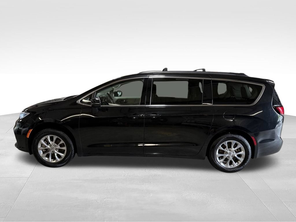 Used 2023 Chrysler Pacifica Touring-L AWD/4WD image 2