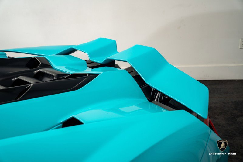 Used 2025 Lamborghini Revuelto image 13