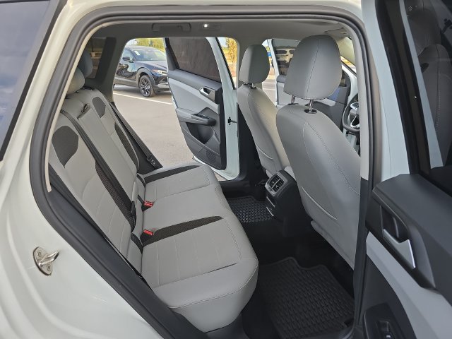 Used 2022 Volkswagen Taos SE FWD image 12