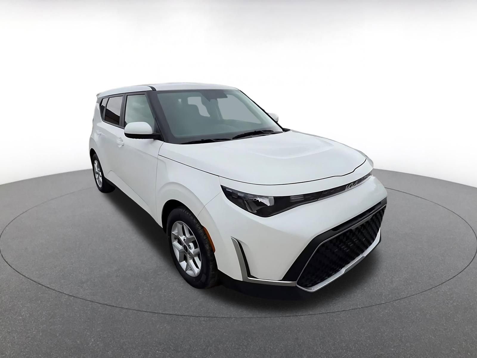 Used 2025 Kia Soul LX w/ LX Technology Package image 3