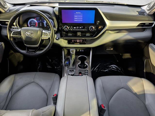 Used 2023 Toyota Highlander Platinum image 16