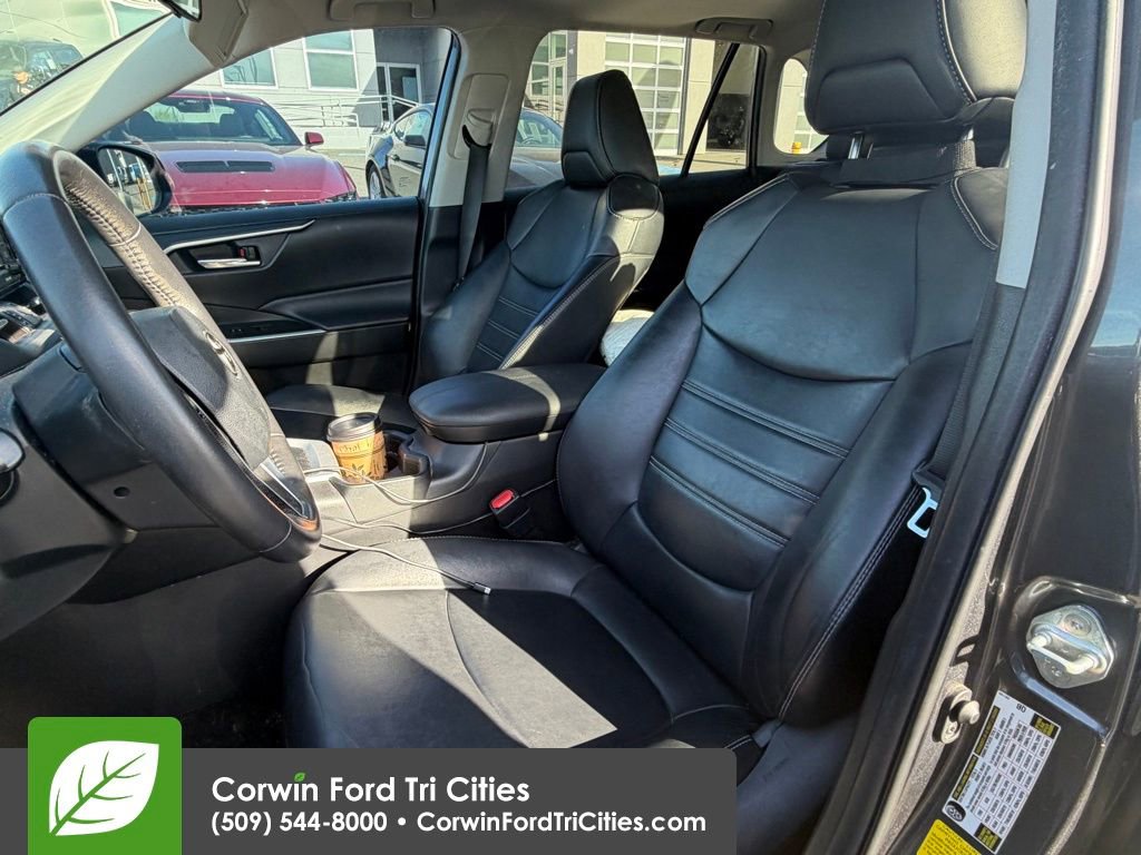 Used 2020 Toyota RAV4 XLE Premium image 5