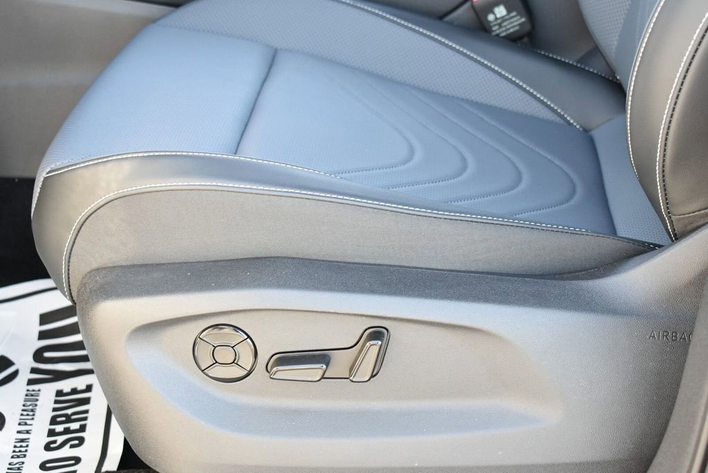 Used 2025 Volkswagen Tiguan SE R-Line image 16