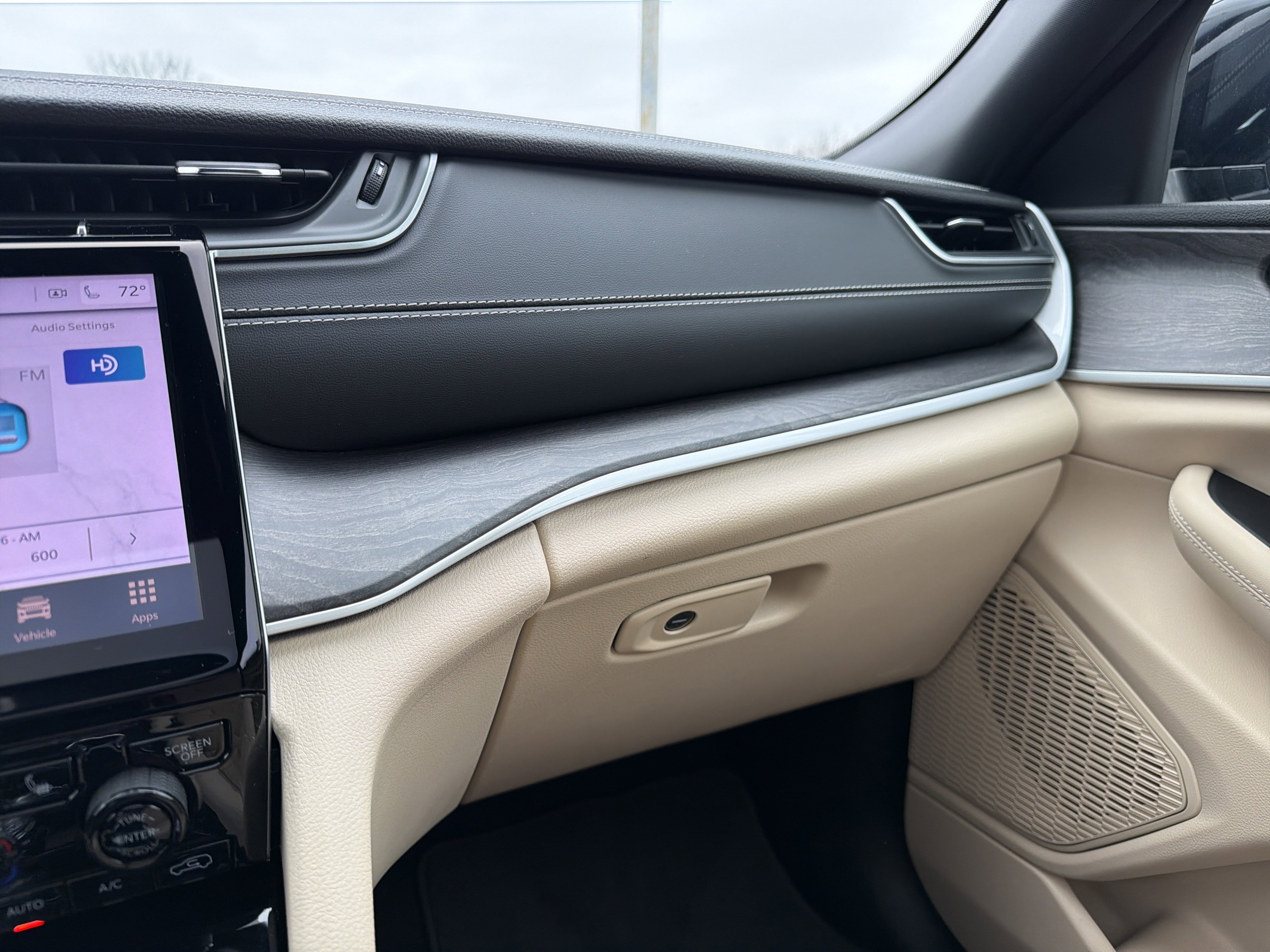 Certified 2025 Jeep Grand Cherokee L Limited w/ Luxury Tech Group II image 23