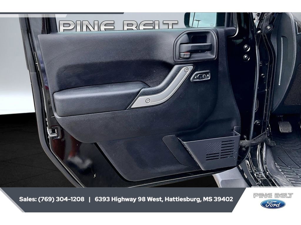 Used 2015 Jeep Wrangler Unlimited Sahara w/ Connectivity Group image 17