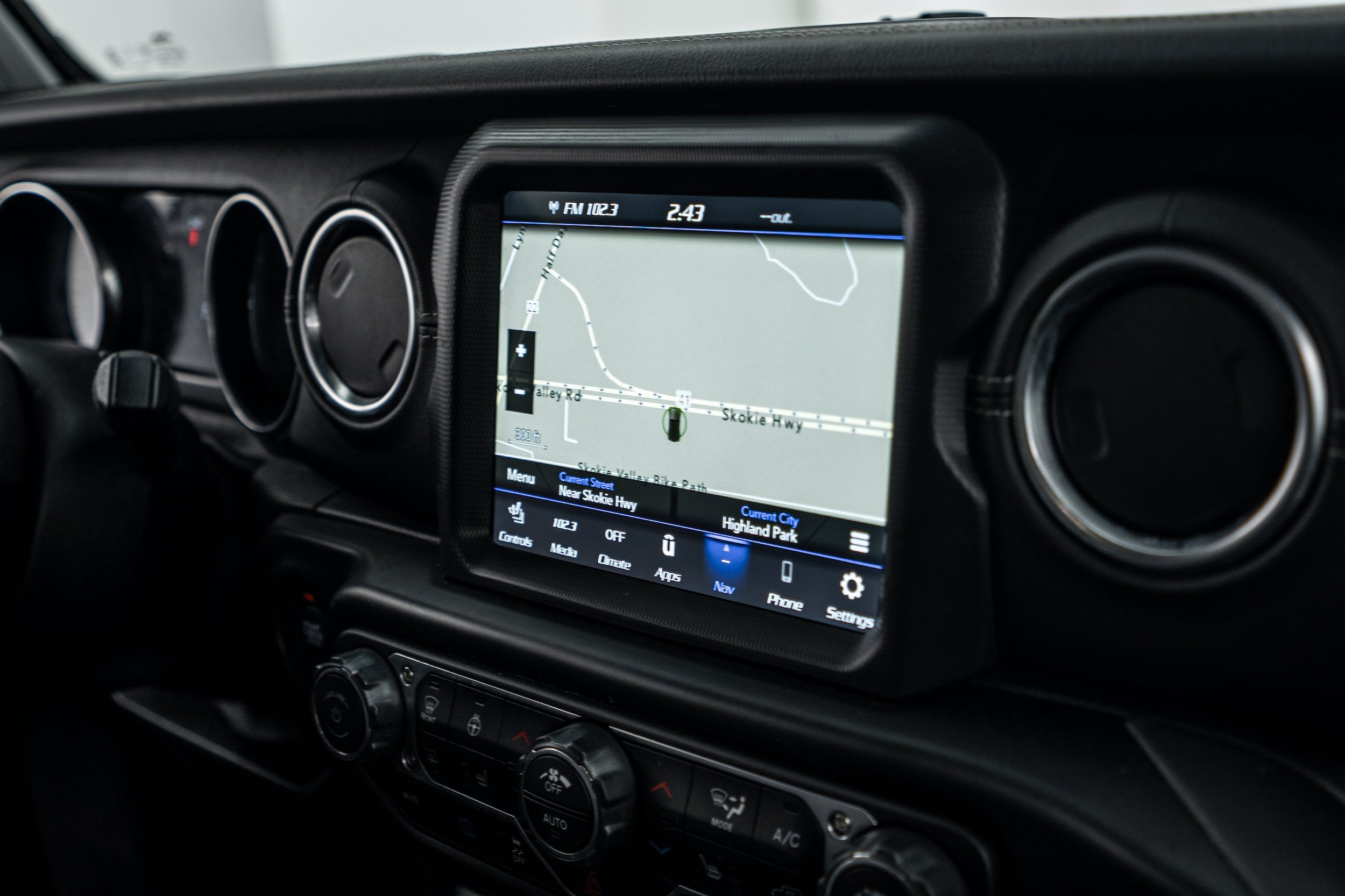 Used 2021 Jeep Wrangler Unlimited Sahara w/ Cold Weather Group AWD/4WD image 13