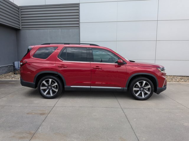 Used 2025 Honda Pilot Touring image 3