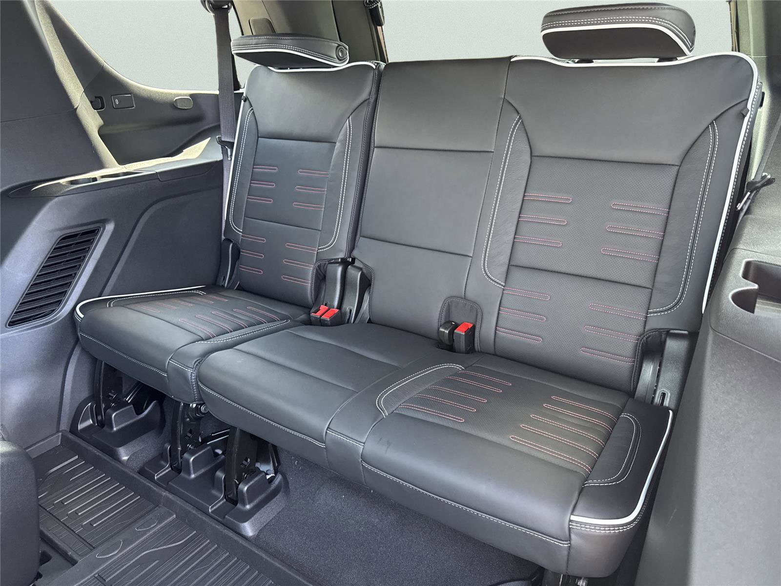 New 2026 GMC Yukon AT4 Ultimate w/ LPO, Floor Liner Package AWD/4WD image 14