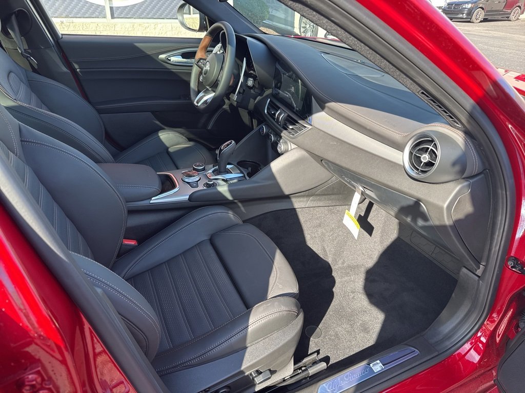 New 2025 Alfa Romeo Giulia AWD w/ Driving Assist Package image 22