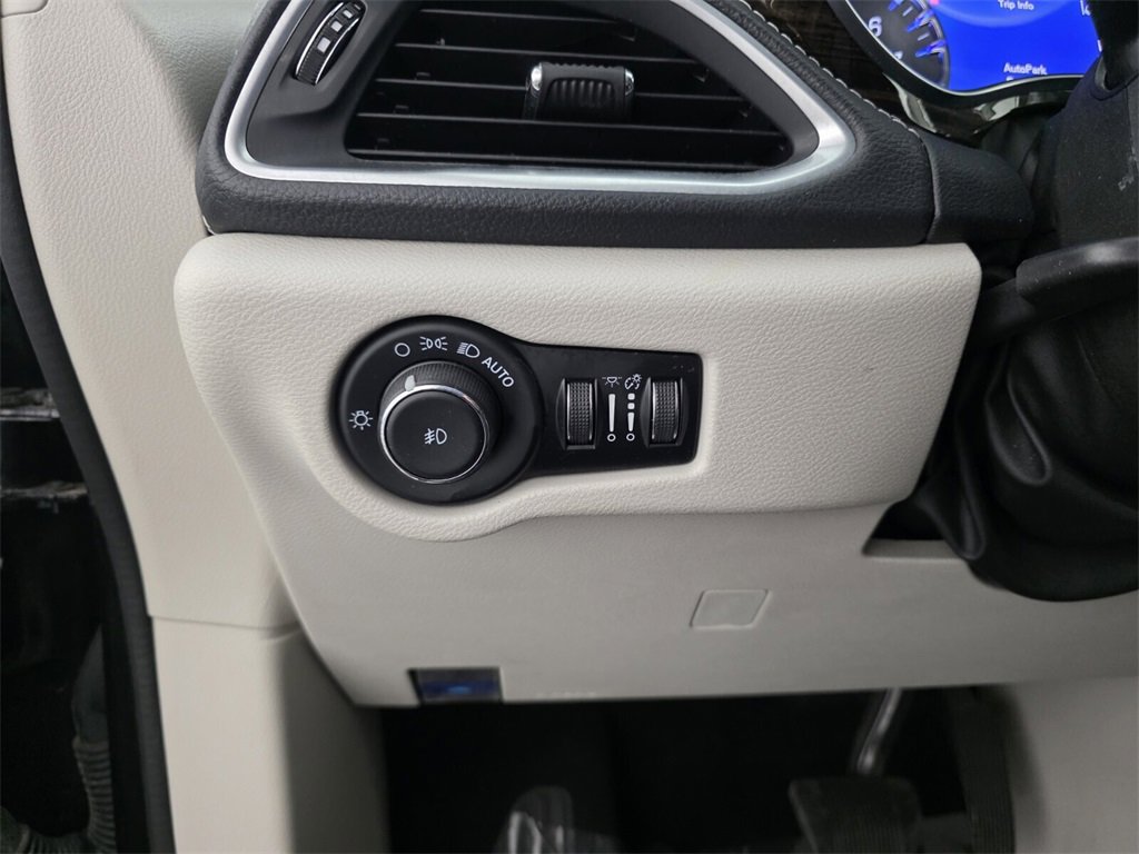 Used 2023 Chrysler Pacifica Limited image 28