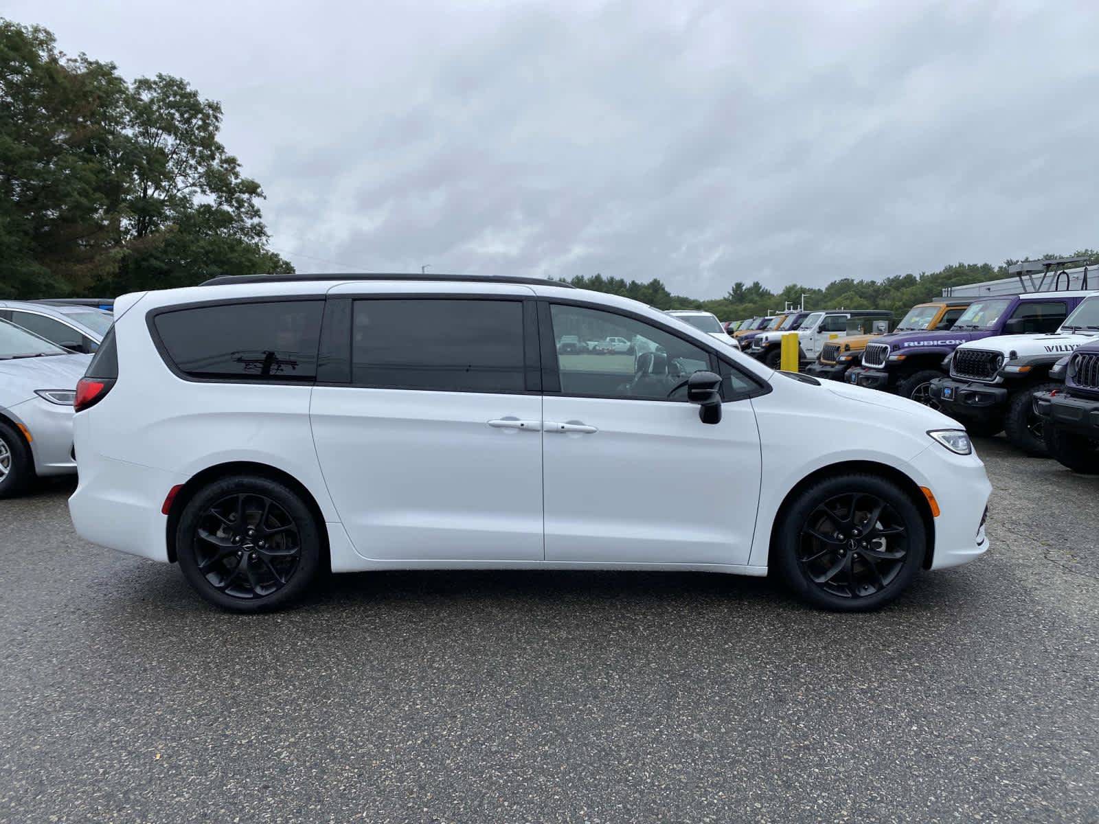 Used 2025 Chrysler Pacifica Limited FWD image 2