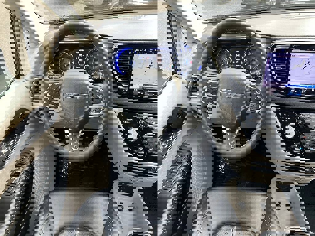 Used 2023 Chrysler Pacifica Touring-L image 17