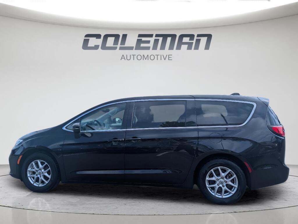 Used 2023 Chrysler Pacifica Touring-L FWD image 6