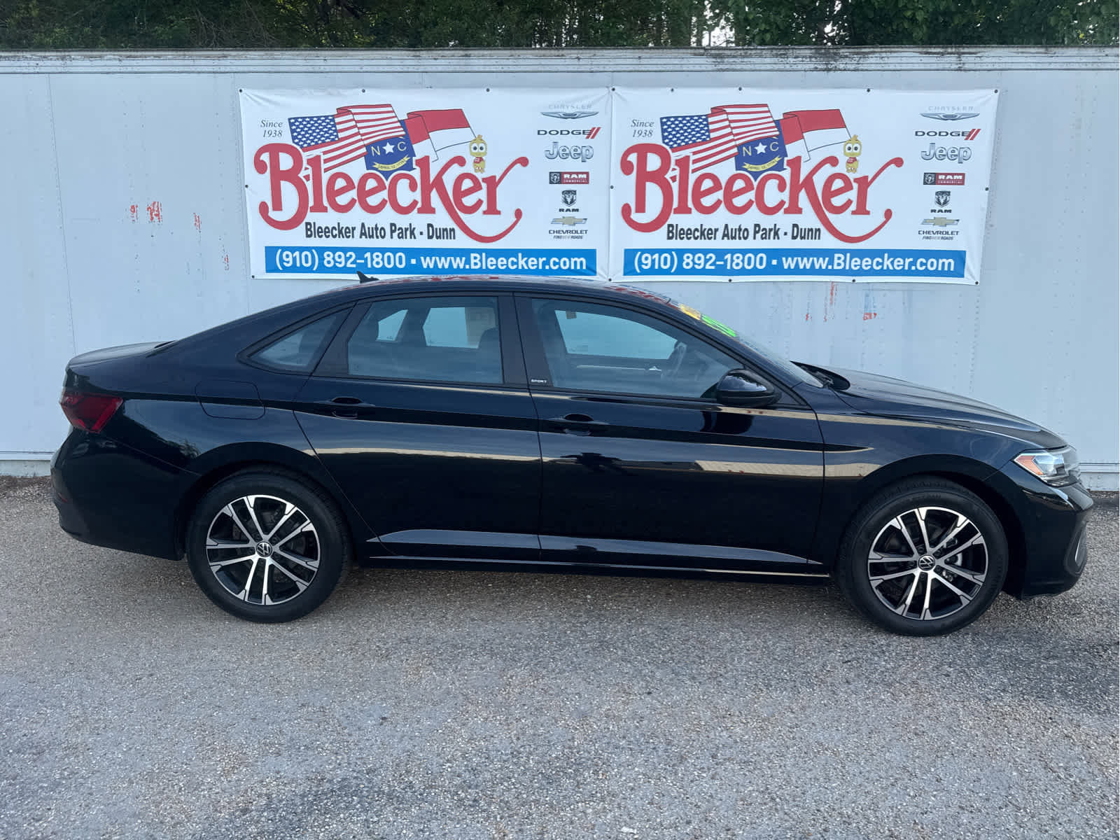 Used 2024 Volkswagen Jetta Sport image 2