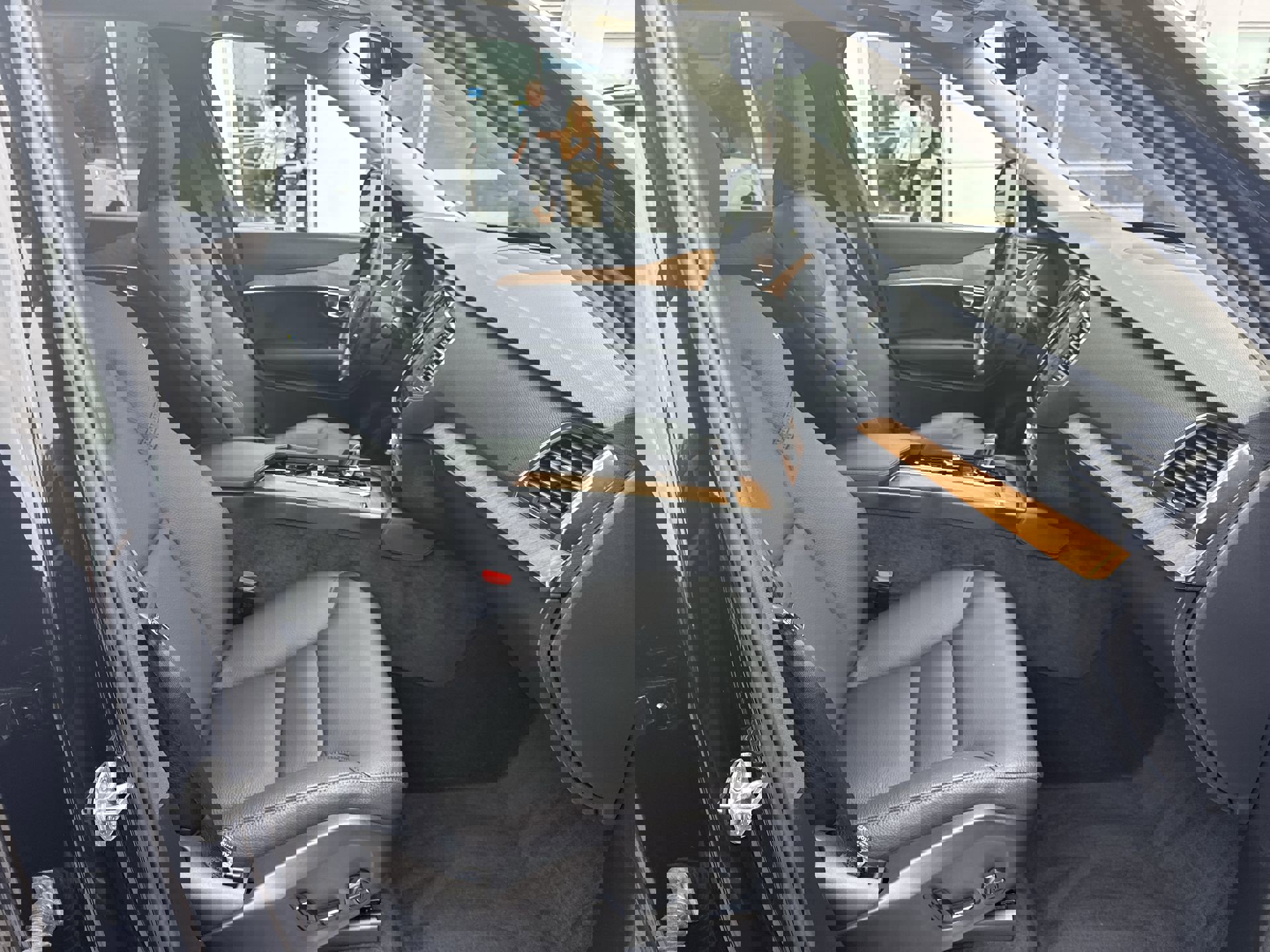 Used 2025 Volvo XC90 T8 Core w/ Protection Package Premier image 27