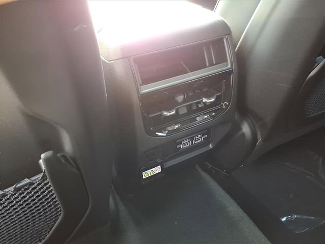 New 2025 Jeep Grand Cherokee Altitude image 9