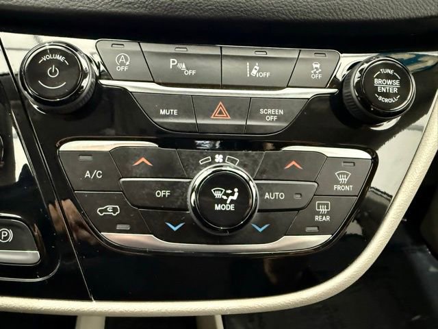 Used 2023 Chrysler Pacifica Touring-L image 39