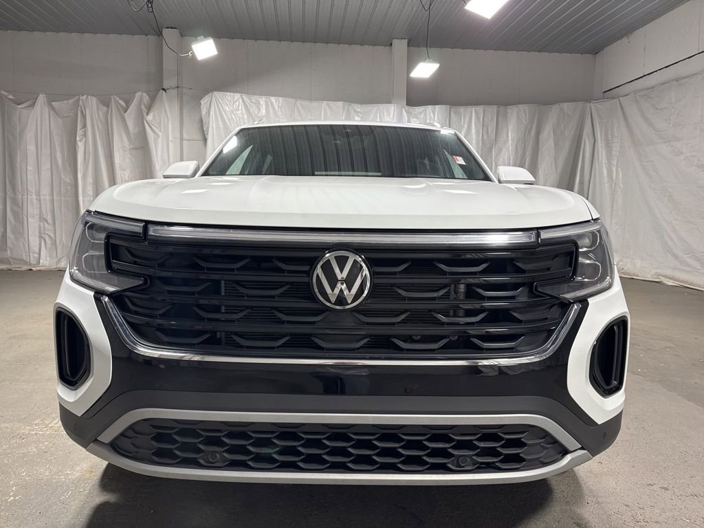Used 2025 Volkswagen Atlas Cross Sport SE image 2