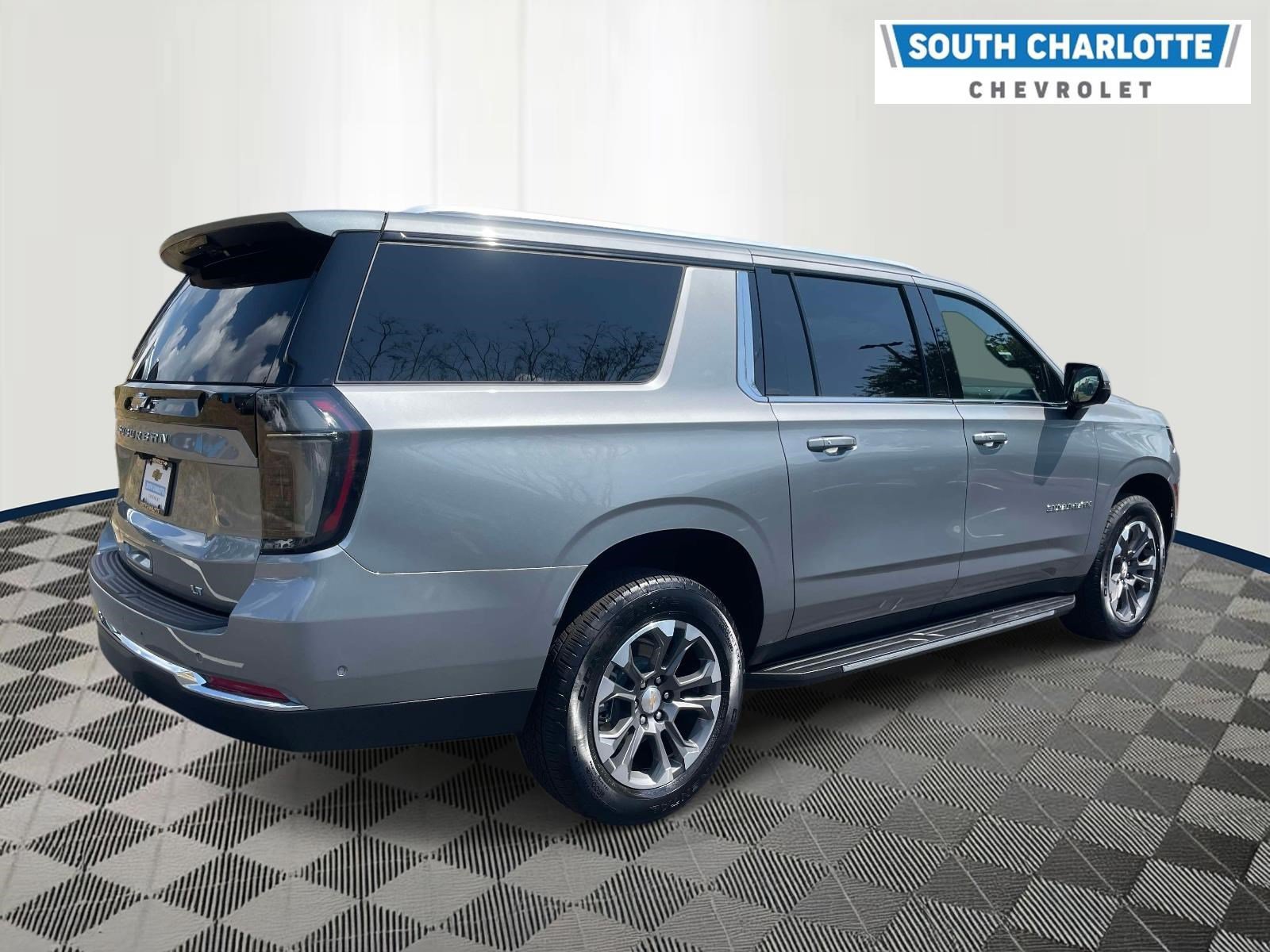 Used 2025 Chevrolet Suburban LT w/ Comfort Package AWD/4WD image 4
