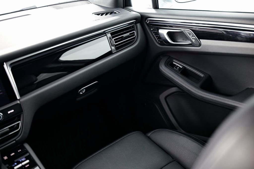Certified 2025 Porsche Macan image 29