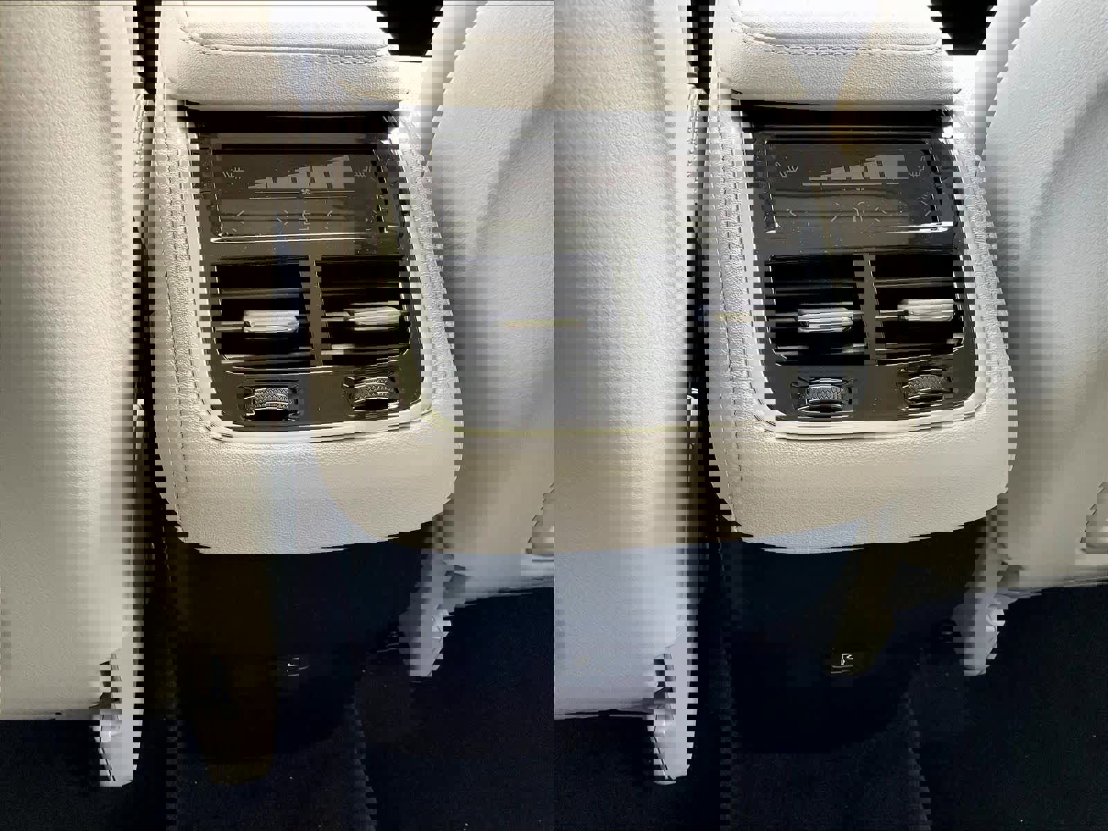 New 2026 Volvo XC90 B6 Ultra w/ Protection Package image 16