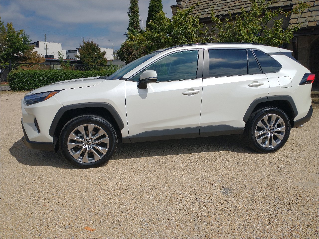 Used 2022 Toyota RAV4 XLE Premium image 9